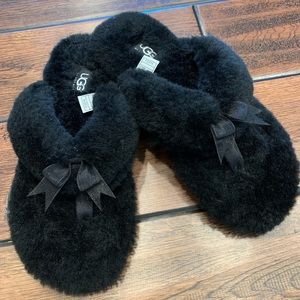Black cozy flip flop style Ugg slippers